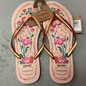 NWT Havaianas Slim Rose Gold Petal Flip Flops with Metallic Pop-Up Logo on Strap